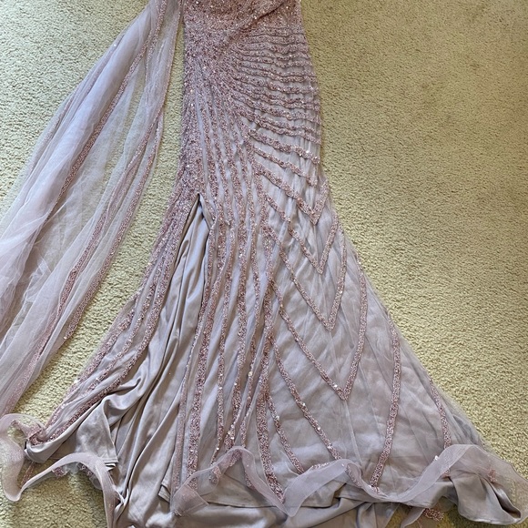 Beautiful evening gown - Picture 5 of 5